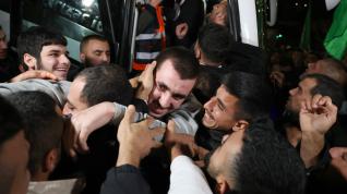 Prisioneros palestinos llegan de la prisión tras su liberación.
