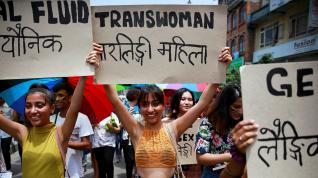 Los participantes sostienen pancartas mientras participan en un desfile del Orgullo Gay en Nepal
