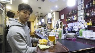 Kike Liao, en el céntrico bar de Zaragoza que regentan sus padres