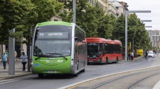 Uno de los nuevos buses eléctricos, junto al modelo anterior, en el paseo de la Independencia de Zaragoza