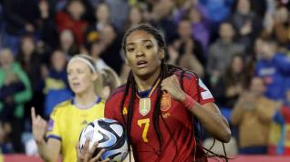 Soccer Football - UEFA Womens Nations League - Group D - Spain v Sweden - La Rosaleda, Malaga, Spain - December 5, 2023 Spains Salma Paralluelo scores their first goal REUTERS/Jon Nazca [[[REUTERS VOCENTO]]] SOCCER-UEFANATIONS-FRA-AUT/REPORT
