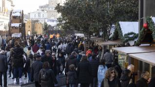 Ambiente navideño en la plaza del Pilar de Zaragoza