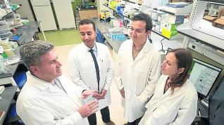 Conejo-García, a la izquierda, y Anadón (derecha), junto a otros dos compañeros del laboratorio.