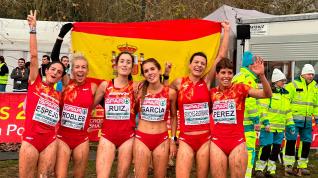 Cristina Espejo, primera por la izquierda, junto al resto de la selección española subcampeona de Europa de cross.