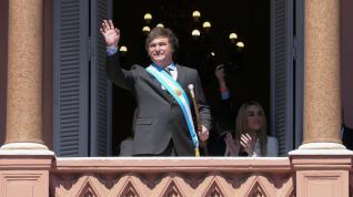 AME3458. BUENOS AIRES (ARGENTINA), 10/12/2023.- El presidente electo de Argentina, Javier Milei, sale al balcón de la Casa Rosada para saludar a simpatizantes, hoy en Buenos Aires (Argentina). El presidente de Argentina, Javier Milei, llegó este domingo a la Casa Rosada (sede del Gobierno) por primera vez como jefe de Estado del país suramericano, tras jurar el cargo en el Congreso y ofrecer su discurso ante la ciudadanía. El líder de La Libertad Avanza (ultraderecha) se desplazó junto a su hermana y principal asesora, Karina Milei, en un vehículo descapotable hacia la Plaza de Mayo, donde, al alcanzar la altura de la Catedral Metropolitana, descendió del automóvil y caminó en medio del griterío de sus seguidores. EFE/ Enrique García Medina