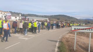 Los participantes en la concentración han portado los chalecos amarillos al salir a la carretera.