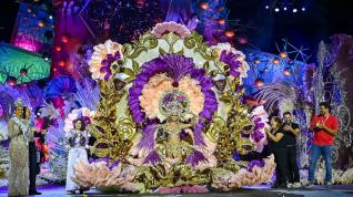 La Reina del Carnaval, Katia Gutiérrez Thime, celebra haber ganado durante la gala de la Reina del Carnaval de Las Palmas de Gran Canaria