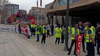 Agricultores bloquean la Asamblea de Murcia