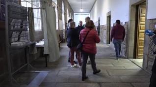 Votantes madrugadores ejercen su derecho en Santiago de Compostela
