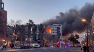 Instalan un hospital de campaña junto al doble edificio incendiado de Campanar (Valencia)