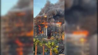 Un edificio de viviendas de València en llamas tras comenzar un incendio en el quinto piso