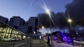 Un gran incendio devora un edificio de viviendas en Valencia