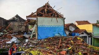 Cientos de casas destruidas tras el paso de un tornado en Sumedang, Indonesia.