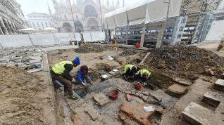 Descubren los restos de una iglesia medieval bajo la plaza de San Marcos en Venecia