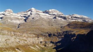 Imagen de las Tres Sorores, formadas por Monte Perdido (3.355 metros), Cilindro (3.328) y Añisclo (3.263).