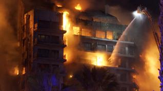Un incendio de grandes dimensiones arrasa dos edificios de viviendas en València