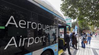 Varios usuarios bajan del nuevo bus del aeropuerto
