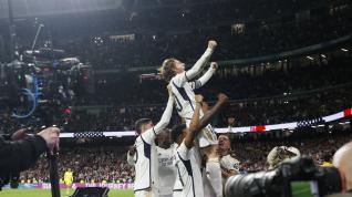 MADRID, 25/02/2024.- El centrocampista del Real Madrid Luka Modric (arriba) celebra tras marcar ante el Sevilla, durante el partido de Liga que Real Madrid y Sevilla FC disputan este domingo en el estadio Santiago Bernabéu. EFE/Javier Lizón