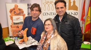 Los hermanos José María y Juan Carlos Calvo, junto a su madre Flor, ganadores en la categoría profesional.