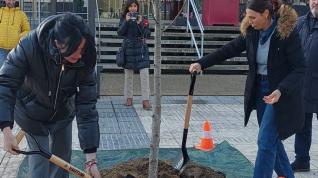La alcaldesa de Huesca, Lorena Orduna y la técnico de infraestructuras verdes, Ana Pérez, plantan un árbol.