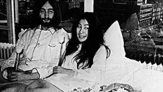 John Lennon y Yoko Ono, en su 'Amsterdam Bed-In', hace 40 años.