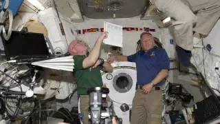 Los astronautas Scott Kelly y Steve Lindsey en el laboratorio japonés Kibo en la Estación Espacial Internacional.