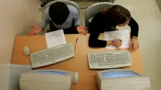 Los niños aprenden frente al ordenador (Archivo)