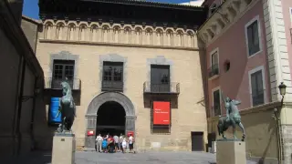 Un grupo de 20 personas visita el Museo Pablo Gargallo.