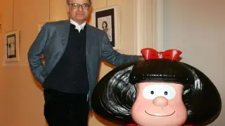 'Quino' junto a su personaje más conocido, Mafalda.