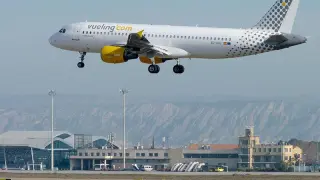 Pruebas de un avión de Vueling en el aeropuerto de Zaragoza