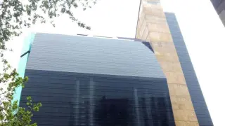 Dos menores mueren al precipitarse desde la terraza del museo Pablo Serrano
