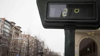 Un termómetro en el Paseo de la Independencia marcando solo dos grados