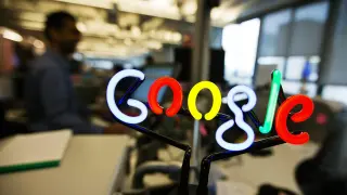 Un logo de Google en una oficina de la compañía