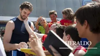 Pau Gasol firma autógrafos a los aficionados a la salida del entrenamiento con la Selección Española en el pabellón Príncipe Felipe el 29 de agosto.