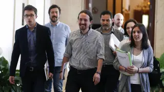Pablo Iglesias y el grupo negociador de Podemos.