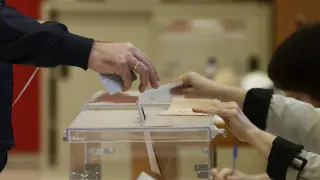 Un hombre introduce su voto en una urna, este domingo.
