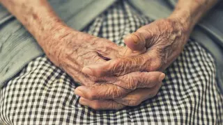 Las manos arrugadas de una anciana.