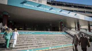 Entrada principal del hospital Clínico de Zaragoza.