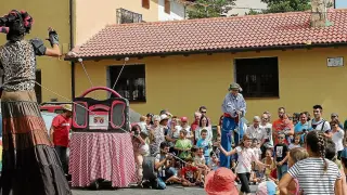 La compañía Callejeatro realizando su espectáculo 'La familia Cataplín' por las calles de Bronchales, en las pasadas ediciones del Festival Carabolas.