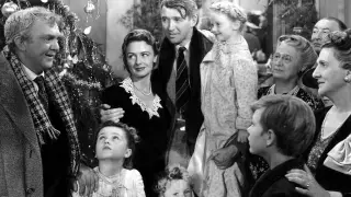 Aunque hayan pasado 71 años, el cuento de Navidad de Frank Capra sigue conservando su magia y, para nosotros, el primer puesto en cuanto a películas navideñas se refiere. "Es una de esas películas atemporales, como 'Casablanca' o 'El tercer hombre', que mejoran con el tiempo", afirmó el crítico Roger Ebert.