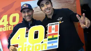 Los pilotos Stépháne Peterhansel y Nani Roma, en la presentación del rally