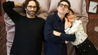 Berto Romero junto a Eva Ugarte y Carlos Therón, director de la serie.