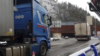 Dos camiones a punto de entrar a Francia por el túnel del Somport.