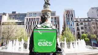 Un repartidor de Uber Eats en la plaza de España en Zaragoza