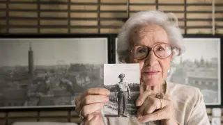 Pilar Murillo, que fue espía con 12 años para la Resistencia, muestra una foto de su padre Domingo, que huyó de los campos nazis.