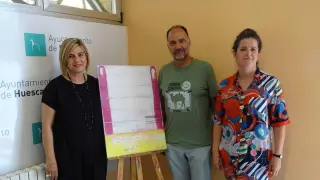 De izquierda a derecha, la concejala Yolanda de Miguel, el técnico Luis Llés y la pintora Ana Escar, autora del cartel de Periferias 2018