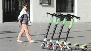 Los patinetes eléctricos de alquiler de Lime en Zaragoza.