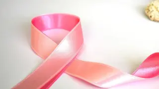 El lazo rosa es el símbolo de la lucha contra el cáncer de mama.