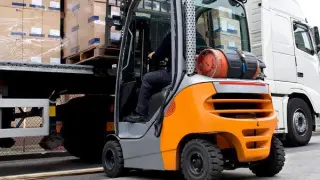 Un carretillero carga mercancía en un camión