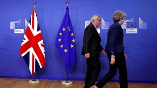Teresa May, primera ministra británica,en imagen de archiv junto al presidente de la Comisión Europea, Jean-Claude Juncker.